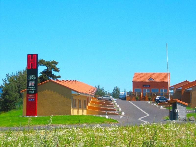 Hôtel Cantal Cottages Saint-Georges  Esterno foto